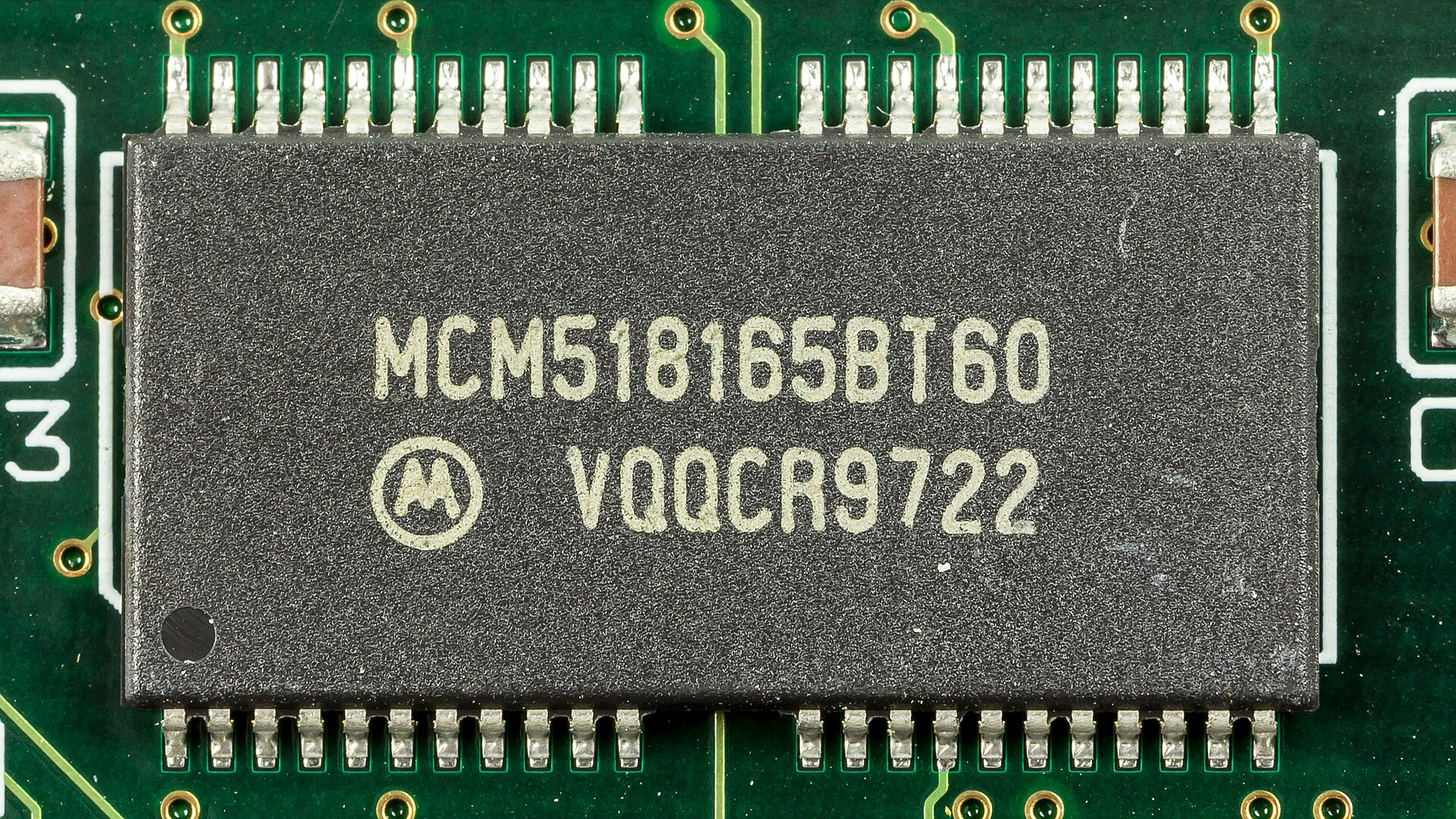 Motorola MCM518165BT-60 DRAM chip on a Kingston memory module