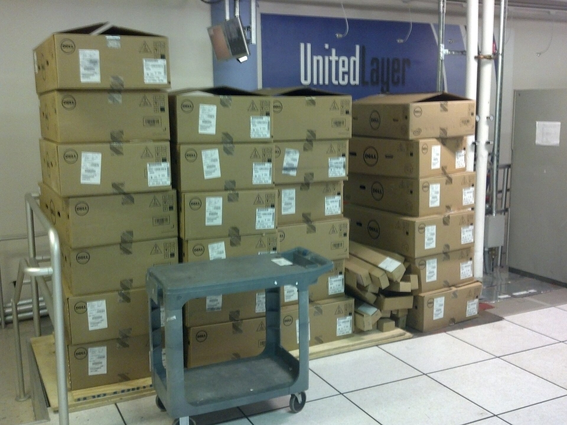 Wikimedia racks ULSFO 2013 06 06 02